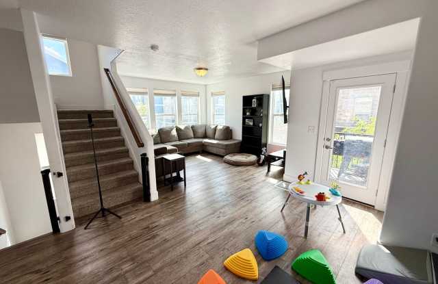 Beautiful corner townhome in Riverton! Gallery 4