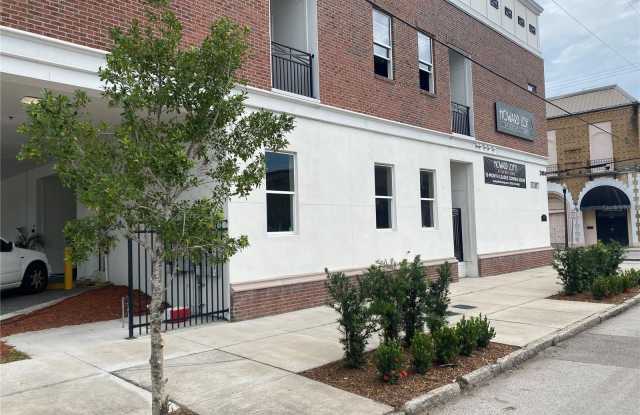 2004 N HOWARD Avenue Gallery 1