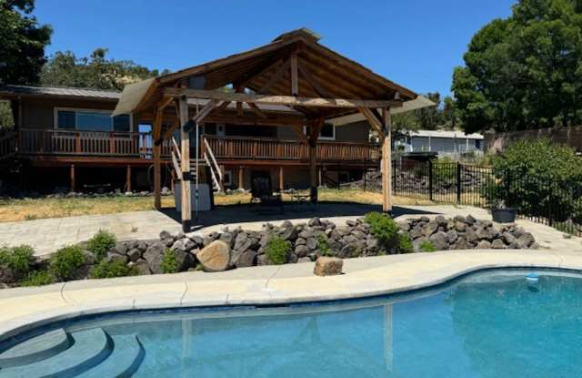 SPACIOUS AND PRIVATE LARGE HOME WITH SWIMMING POOL Gallery 3