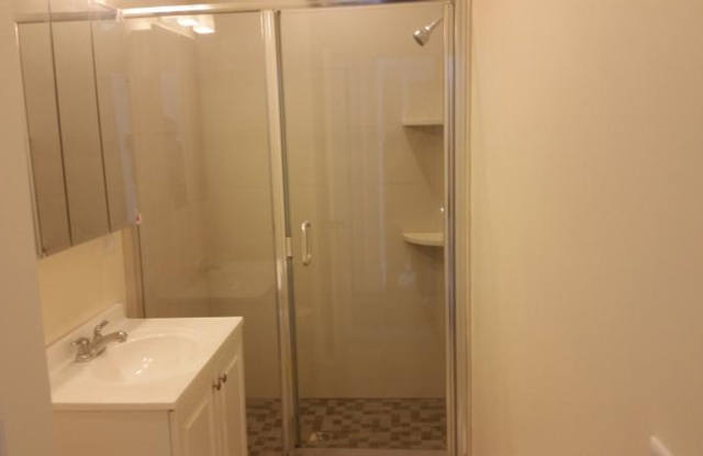 Charming 4 Bedroom-No Broker Fee Gallery 4