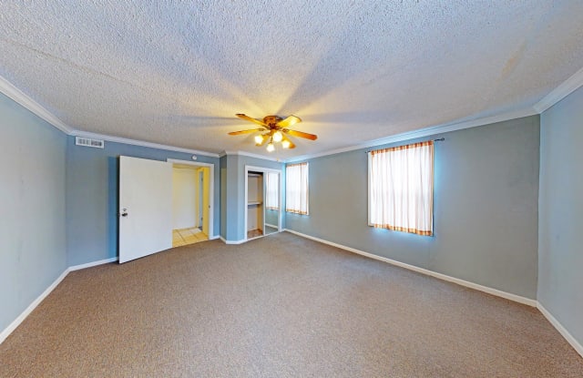 308 North Keeler StreetBEDROOM 1B - 585431www.livehomeroom.com/308 - 308 North Keeler Street, Olathe, KS 66061