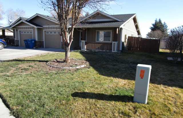 *APPLICATIONS PENDING* Duplex Near Golf Course on Cul-de-sac in Prineville - Renter's Insurance Required photos photos