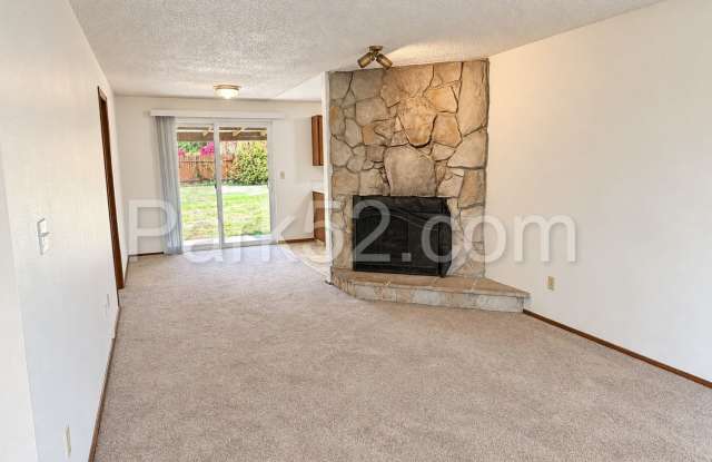 3 Bedroom Puyallup Duplex with 1 Car Garage! More Photos Coming Soon! Gallery 2