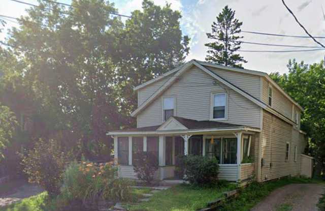 5 Bedroom, 1.5 Bath Home near UVM (312 Colchester Ave) - 312 Colchester Avenue, Burlington, VT 05401