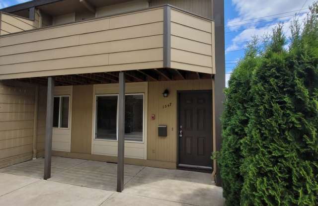 Well-kept 2-story townhome! photos photos