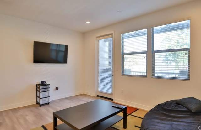 1080 S Harbor Boulevard Gallery 4