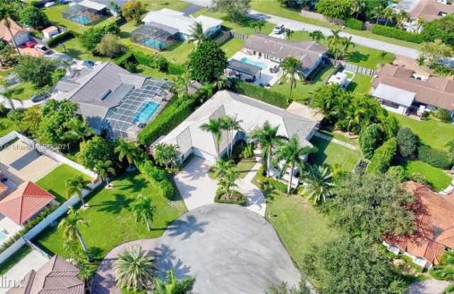 10885 SW 135th Ter Gallery 4