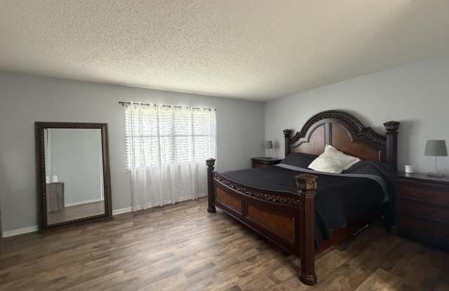 202 SW HOLDEN Terrace Gallery 2