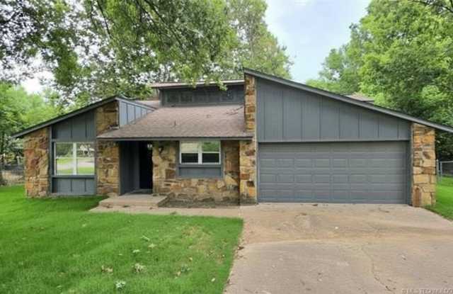 2410 W Driftwood Drive - 2410 West Driftwood Drive, Claremore, OK 74017