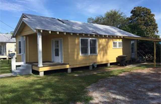 Spacious 3BR/1BA Home in Houma – $1,050/Month | 1,000 Sq Ft photos photos