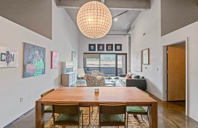Fully Furnished 2 Bed / 2 Bath Modern Apartment Near Union Station! photos photos