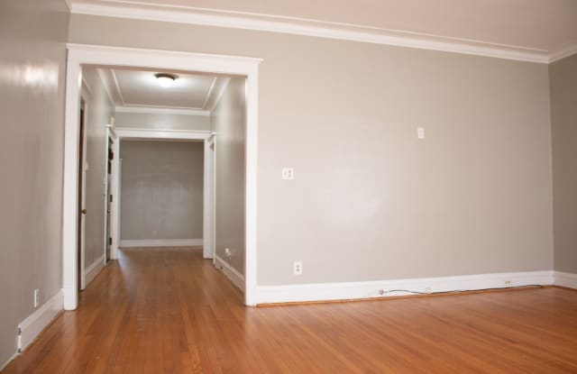 7027 North Ridge Boulevard Gallery 4