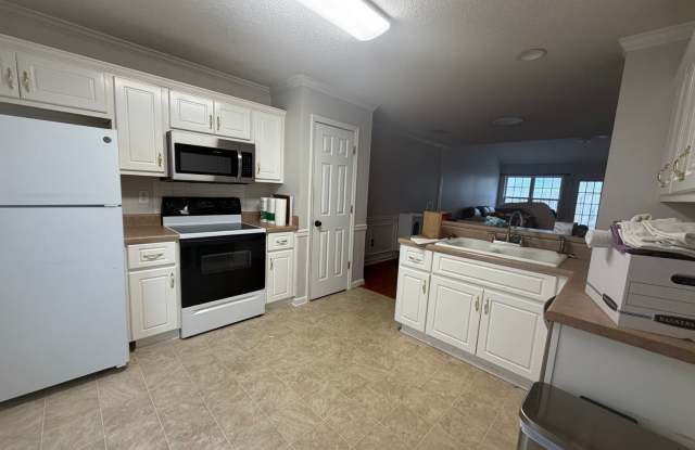 Large 2 Bedroom,2 Bath with fenced yard Gallery 3