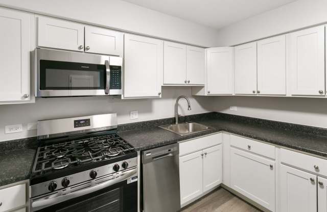 2 Bedroom 2 Bath Apartment in Libertyville Gallery 1