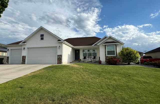 5 bed/3 bath single family home in The Ridge Subdivision Gallery 1