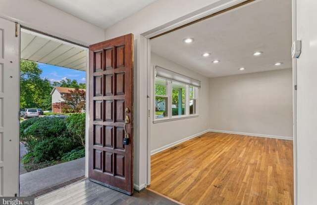 4631 HAWKSBURY Road Gallery 2