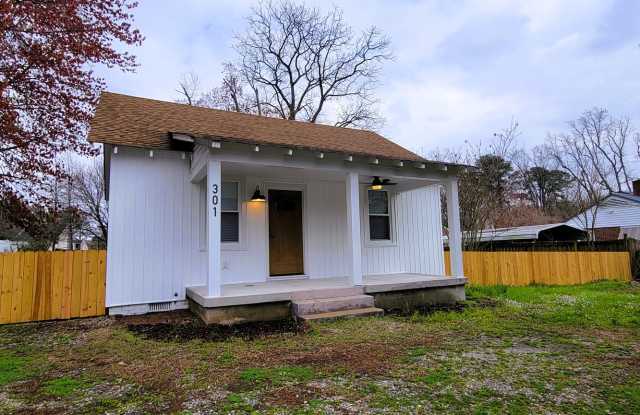 Renovated 2 bedroom bungalow in Chesterfield County near Midlothian Turnpike and Chippenham Parkway. - 301 Ruthers Road, Manchester, VA 23235