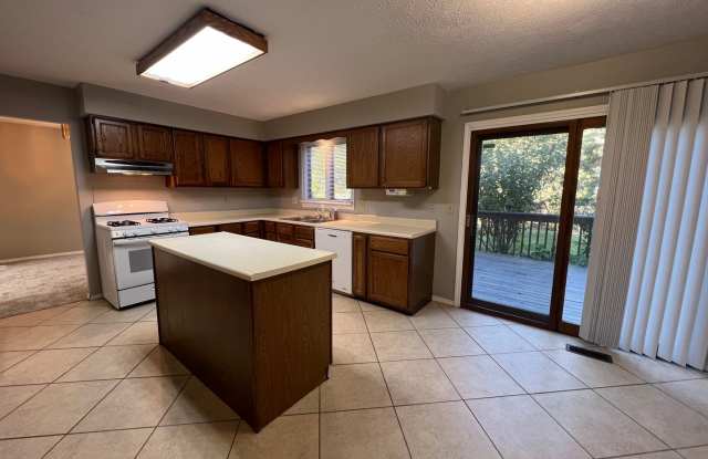 Exceptional 4 Bedroom Home in East Bloomington Gallery 3