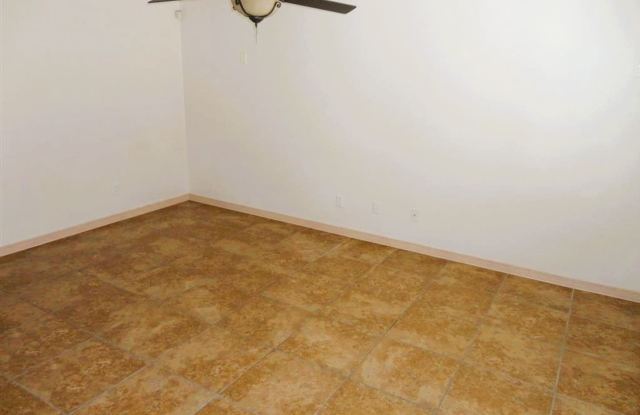 Dazzling Eastside Home With Refrigerated Air Situated On Large Cul De Sac Lot In Quiet Neighborhood Gallery 4