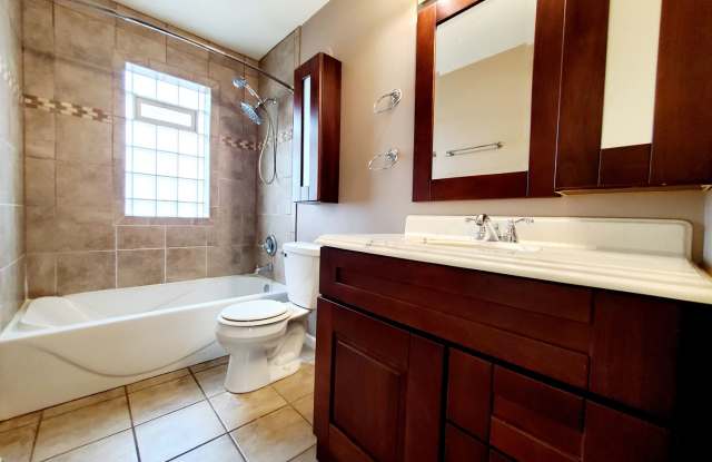 2 Bed 1 Bath Home Large Rooms and Tons of Storage Garage AC Gallery 4