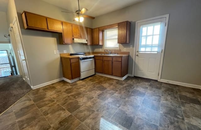 222 East Ormsby Avenue Gallery 3