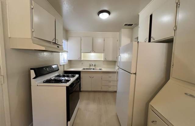 Cute Three Bedroom on Large lot! Gallery 3