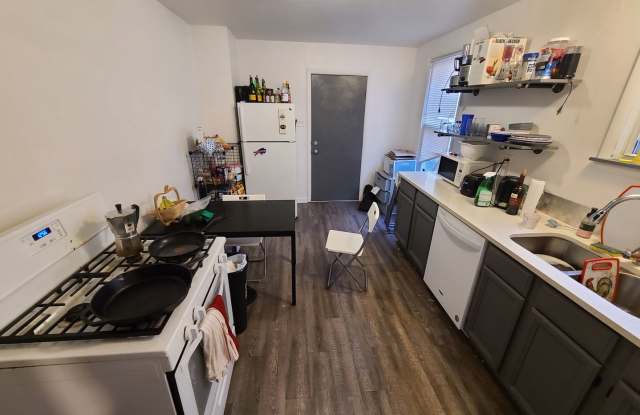 LIVE WHERE YOU WANT TO BE - 4BR STUDENT HOUSE NEAR PITT & UPMC! Gallery 3