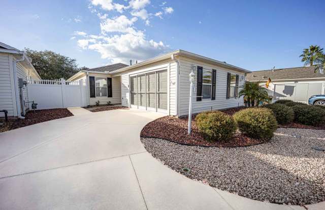 2BR/2BA Courtyard Villa in Ashleigh Villas - 17140 Southeast 75th Leatherbury Avenue, The Villages, FL 32162