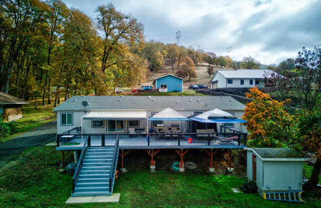 5 bedroom home on the North Umpqua River Gallery 3