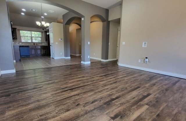 (3) Bed/(2) Bath in Norman w/ Storm Shelter! Walking Trails and Community Park! Gallery 4