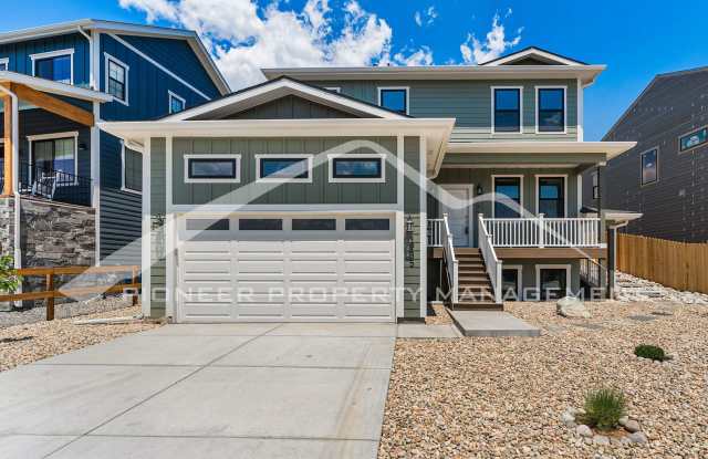 Spacious Home with Washer/Dryer and Covered Parking photos photos