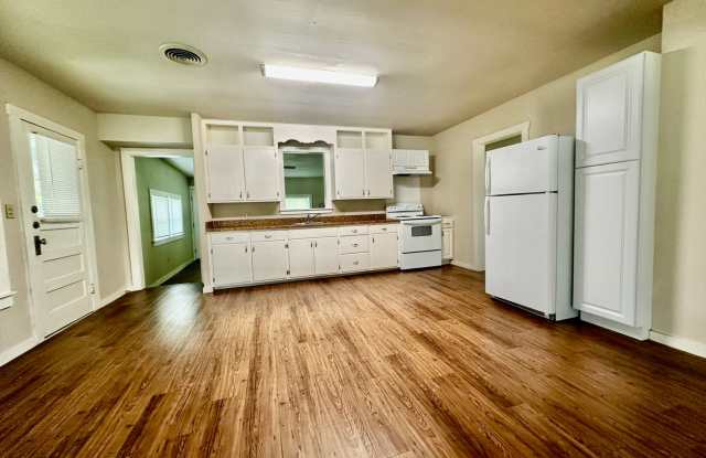 3/1 with Spacious Yard Gallery 4