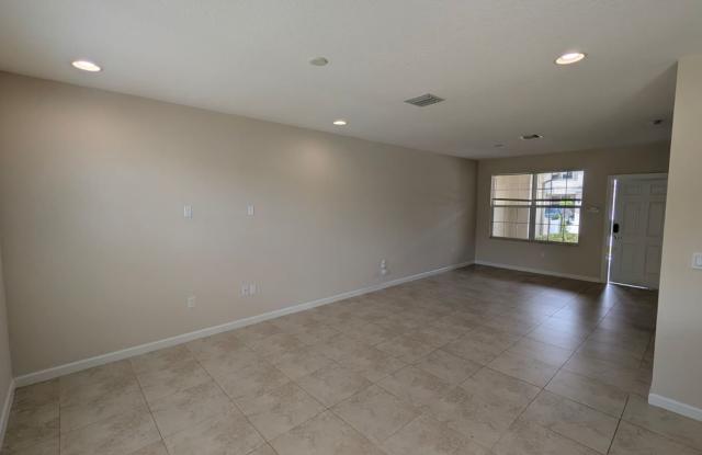 Spacious Townhome in Desirable Vizcaya Falls 3-bedroom, 2.5-bath townhome Gallery 4
