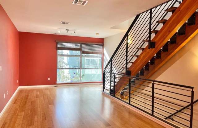 Modern Split-Level Townhome 2 Bedroom, 2 Bath in Emeryville Gallery 3