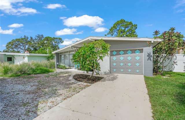 2/2 luxury pool home in Sarasota, unfurnished annual rental Gallery 3