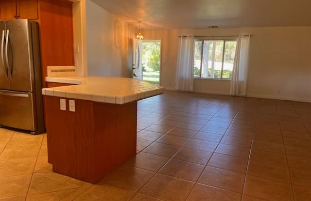 Home on Acreage - 3 Bedrooms, 2 baths, 2 car attached garage Gallery 3