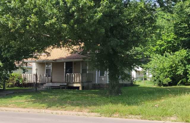 Welcome Home! 3BR/1BA House w/Large Fenced-In Backyard! - 406 South Joplin Street, Pittsburg, KS 66762