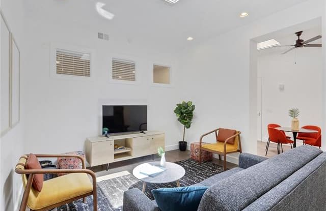 127 CARONDELET Street - 127 Carondelet Street, New Orleans, LA 70130