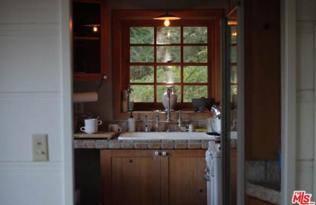 6175 GLEN HOLLY Walk Gallery 2