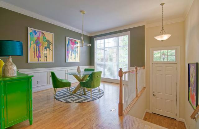 Beautiful 3BR, 3.5BA brick Townhome in Brookhaven Gallery 4