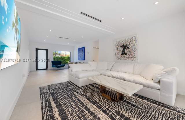 900 W 47th Ct Gallery 2