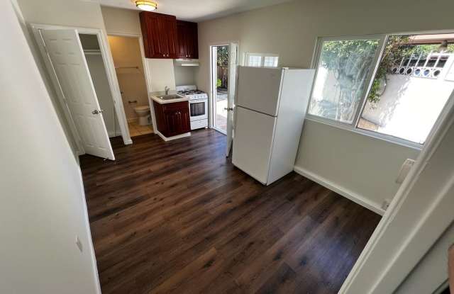 Nicely Remodeled Studio With Parking Gallery 3