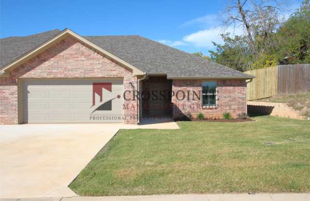 Beautiful 3 Bedroom 2 Bathroom Townhouse in South Tyler! Now offering 1/2 OFF FIRST FULL MONTHS RENT! photos photos