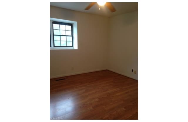READY TO MOVE IN! 2 Beds 1 Bath! Gallery 4