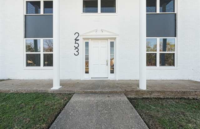 253 Locust Street S Gallery 2