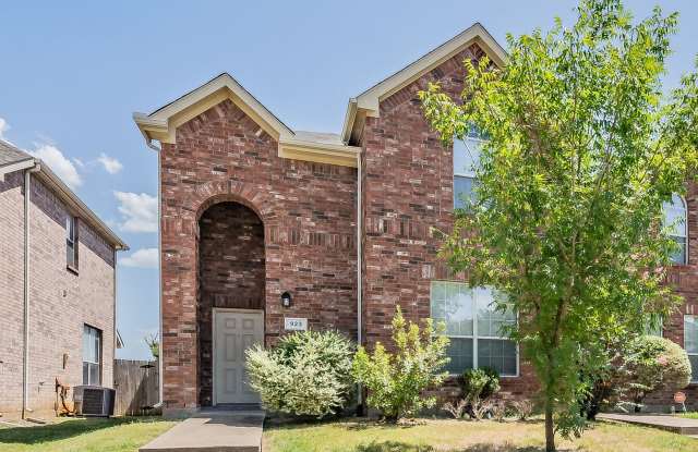 4 bedroom townhome in Lakewood - 923 Jamie Drive, Grand Prairie, TX 75052