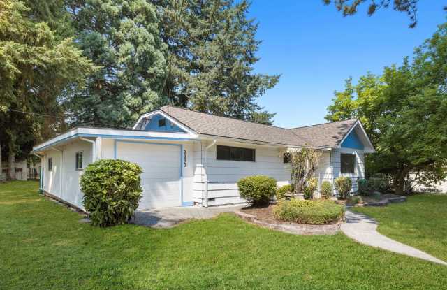4 Bedroom 2 Bath with Den Spacious Lot and Workshop, Shed, Treehouse Gallery 1