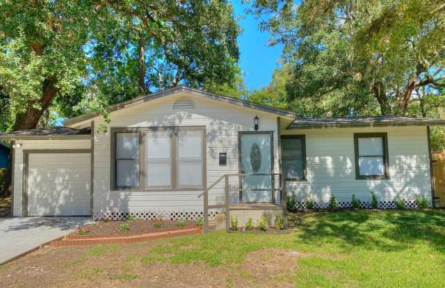 111 Jasmine St. - 111 Jasmine Street, Lake Jackson, TX 77566