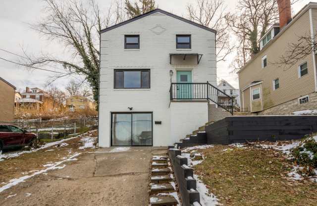 Ready for move in! Check out this RENOVATED 3 bedroom in BROOKLINE! UNBEATABLE LOCATION! - 2459 Woodward Avenue, Pittsburgh, PA 15226