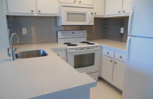 ONE BEDROOM ONE BATHROOM! WATERFRONT COMMUNITY! Gallery 3